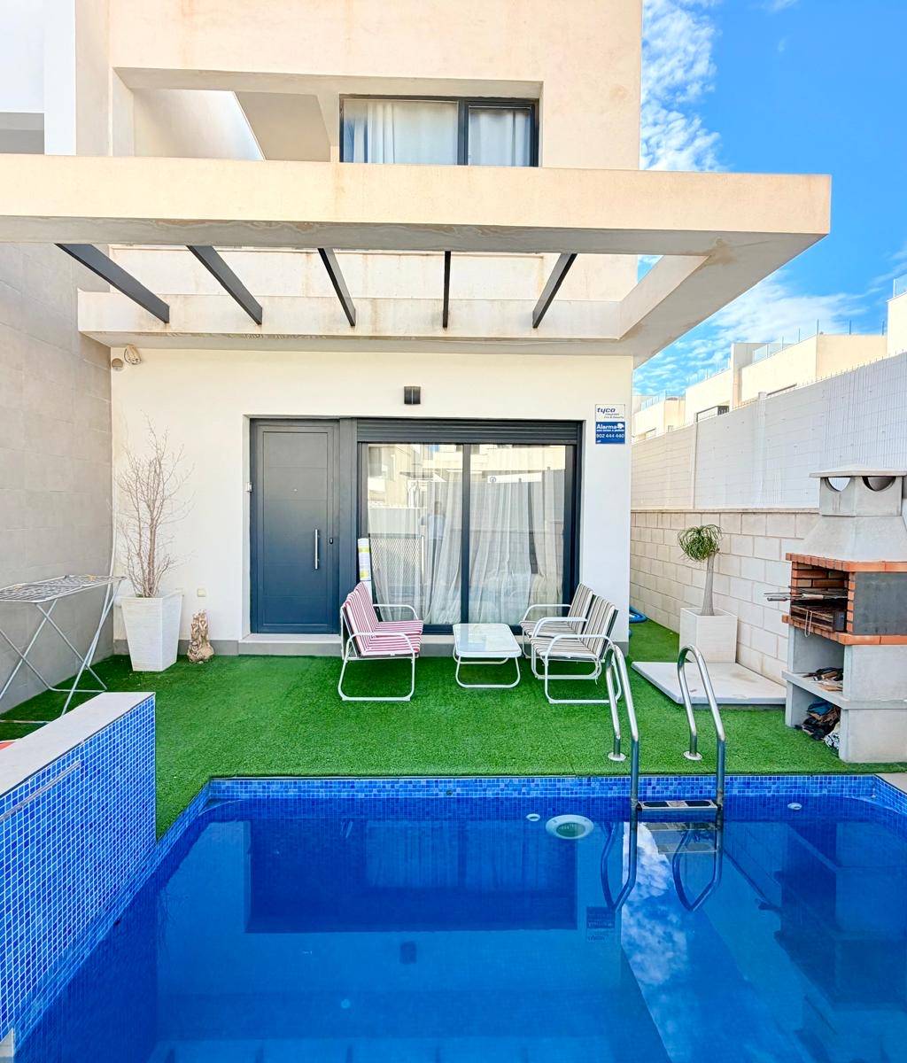 MODERN CORNER TOWNHOUSE WITH PRIVATE POOL & LARGE PRIVATE SOLARIUM.