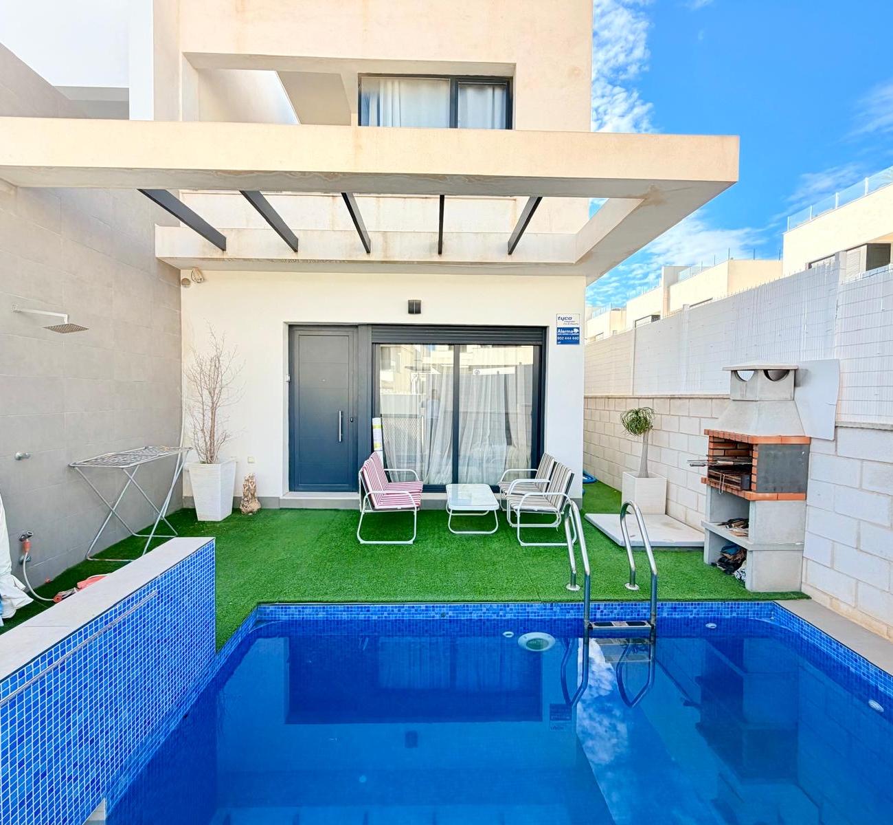 MODERN CORNER TOWNHOUSE WITH PRIVATE POOL & LARGE PRIVATE SOLARIUM. photo 1
