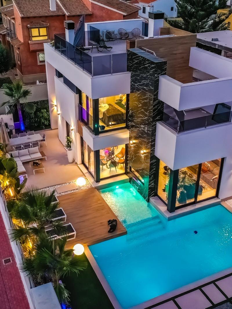 EXCLUSIVE NEW-BUILD MODERN VILLA WITH PRIVATE HEATED POOL AND SOLARIUM. photo 1