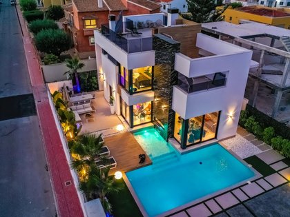 EXCLUSIVE NEW-BUILD MODERN VILLA WITH PRIVATE HEATED POOL AND SOLARIUM.