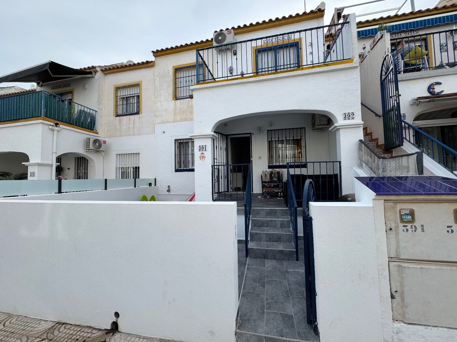 FULLY RENOVATED GROUND-FLOOR BUNGALOW IN URBANISATION ALANDELUZ – 3 BEDROOMS, 1 BATHROOM & TERRACES NEAR LA ZENIA BOULEVARD. image 2