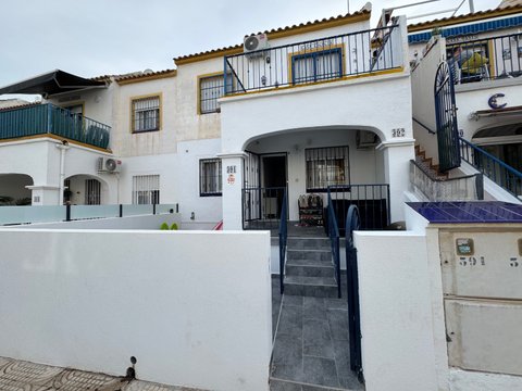 FULLY RENOVATED GROUND-FLOOR BUNGALOW IN URBANISATION ALANDELUZ – 3 BEDROOMS, 1 BATHROOM & TERRACES NEAR LA ZENIA BOULEVARD.