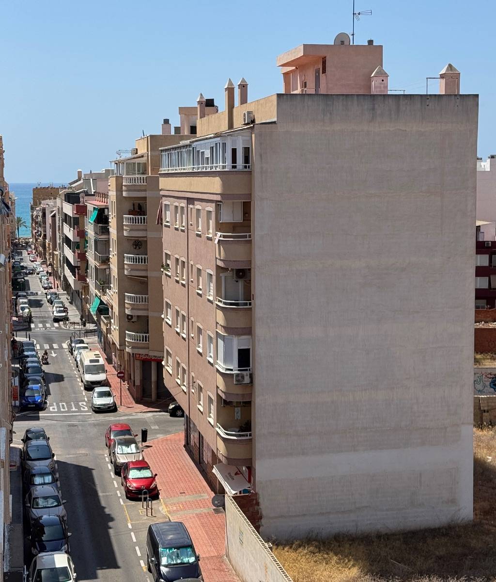 RENOVATED 3-BEDROOM APARTMENT WITH SIDE SEA VIEW JUST 450M FROM PLAYA DEL CURA.