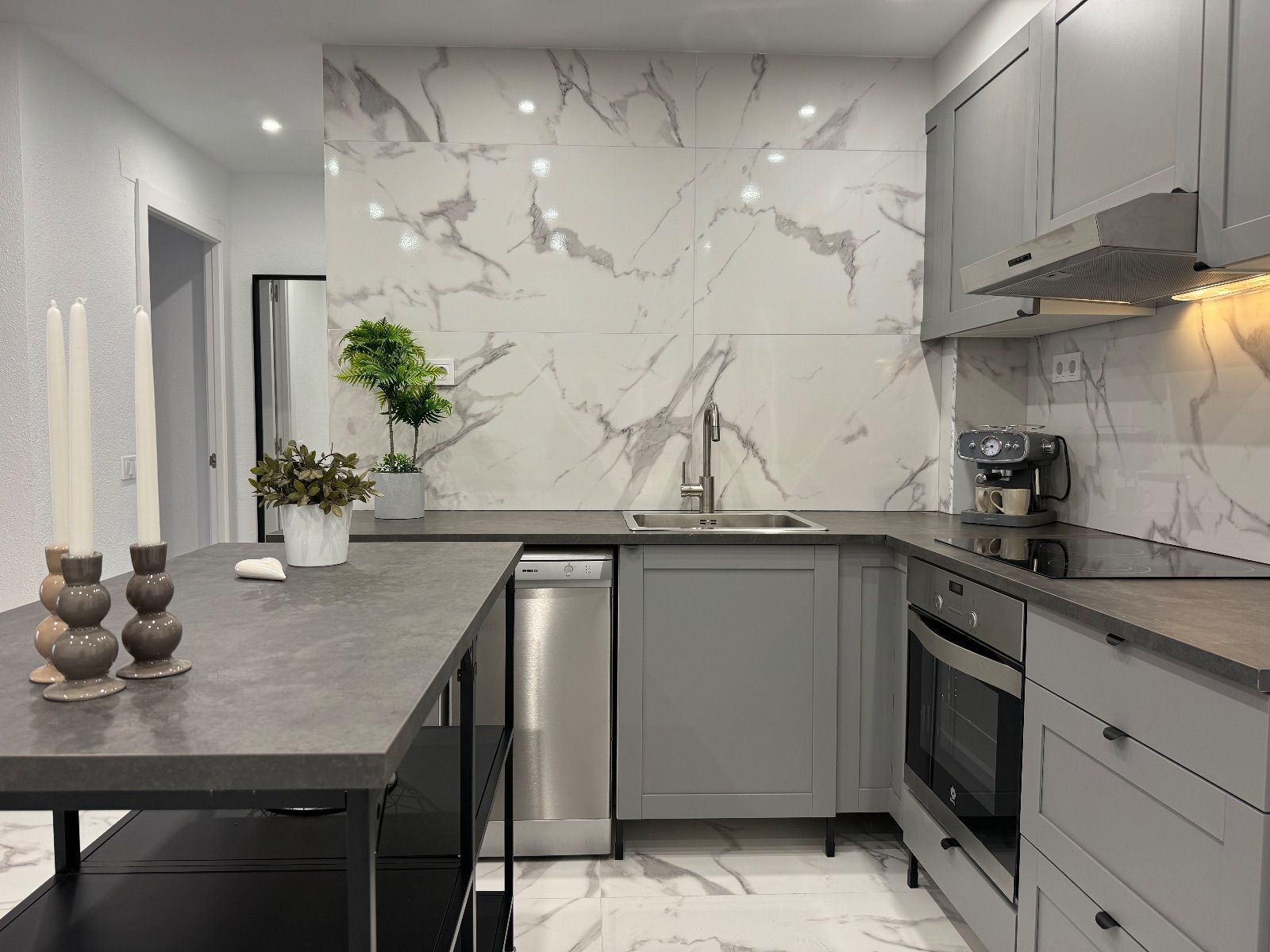 BEAUTIFULLY RENOVATED 4-ROOM APARTMENT WITH PRIVATE GARAGE – JUST 200 METERS FROM THE BEACH IN TORREVIEJA image 3