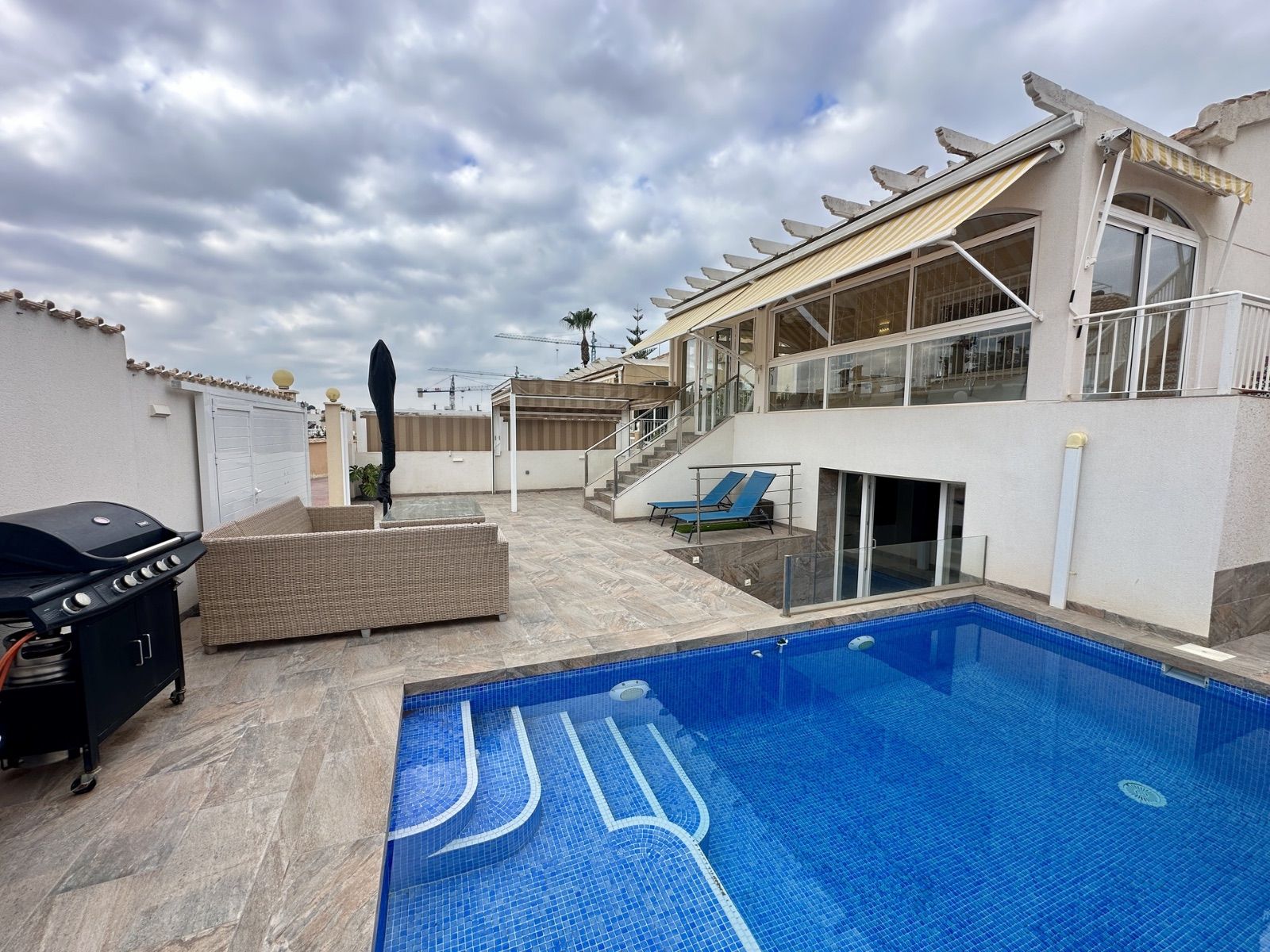 DETACHED VILLA WITH PRIVATE POOL, FURNISHED UNDERBUILD AND SAUNA IN LOS ALTOS image 4