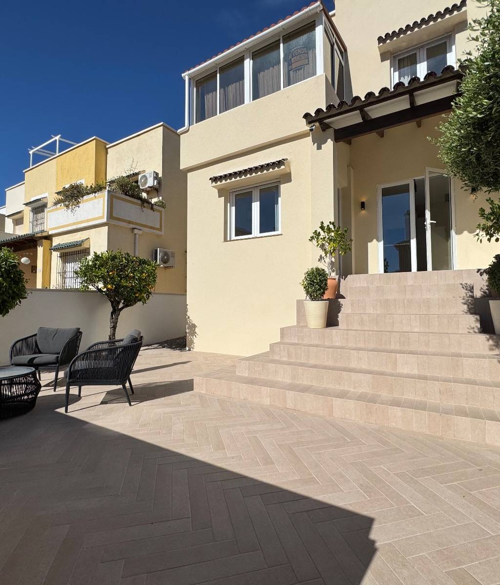 FULLY RENOVATED TOWNHOUSE IN URBANISATION ALANDELUZ IN ORIHUELA COSTA.