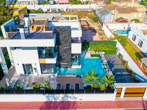 EXCLUSIVE NEW-BUILD MODERN VILLA WITH PRIVATE HEATED POOL AND SOLARIUM.