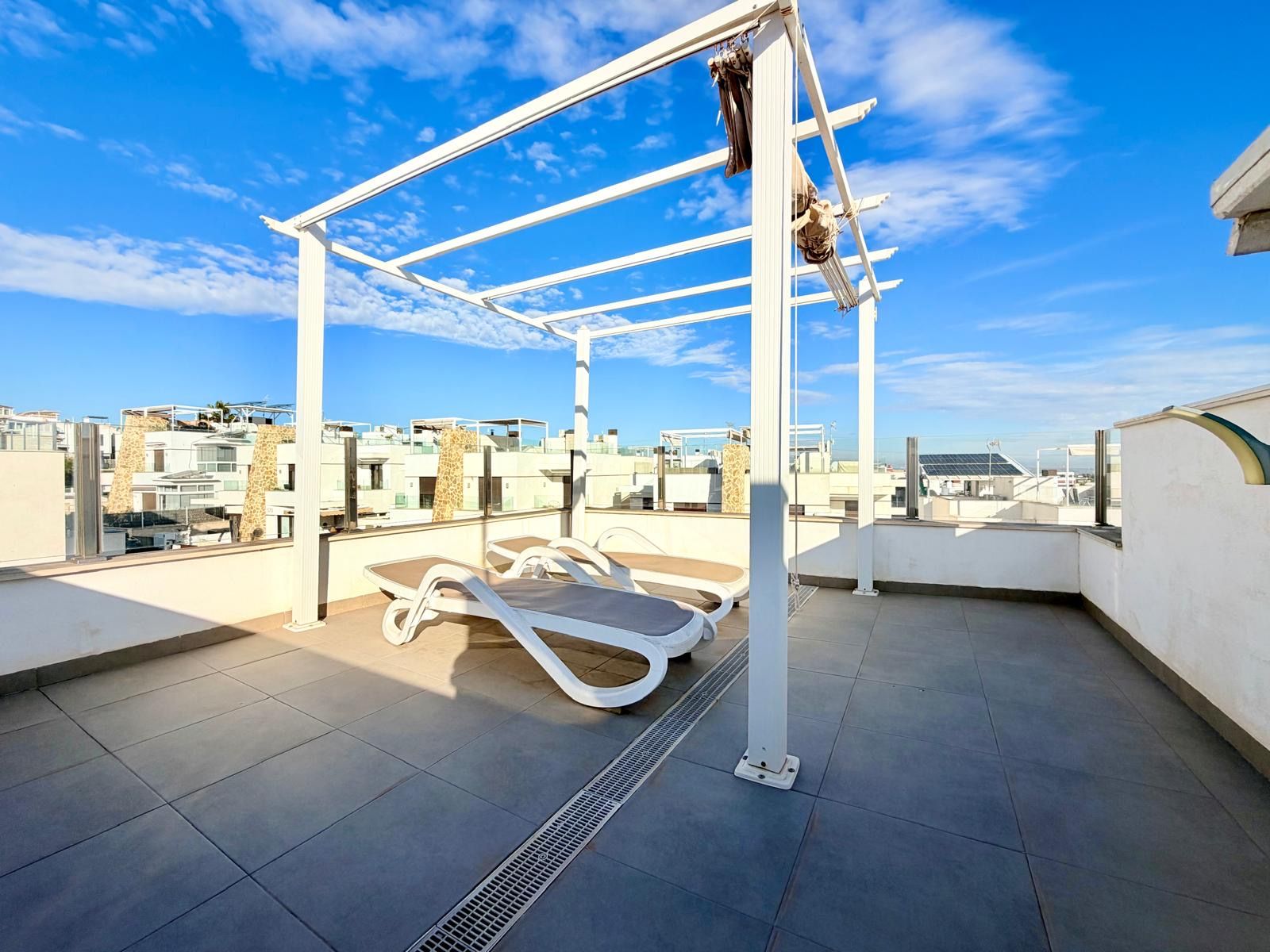 MODERN CORNER TOWNHOUSE WITH PRIVATE POOL & LARGE PRIVATE SOLARIUM. image 2