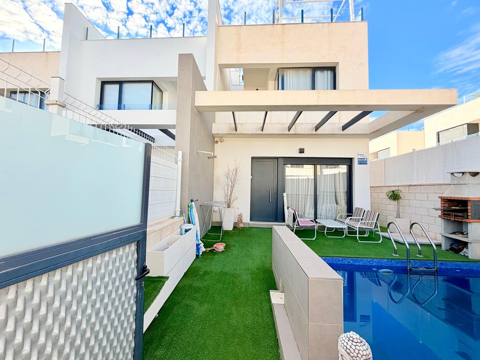 MODERN CORNER TOWNHOUSE WITH PRIVATE POOL & LARGE PRIVATE SOLARIUM. image 3