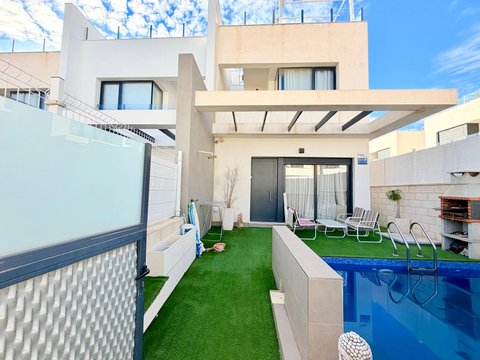 MODERN CORNER TOWNHOUSE WITH PRIVATE POOL & LARGE PRIVATE SOLARIUM.