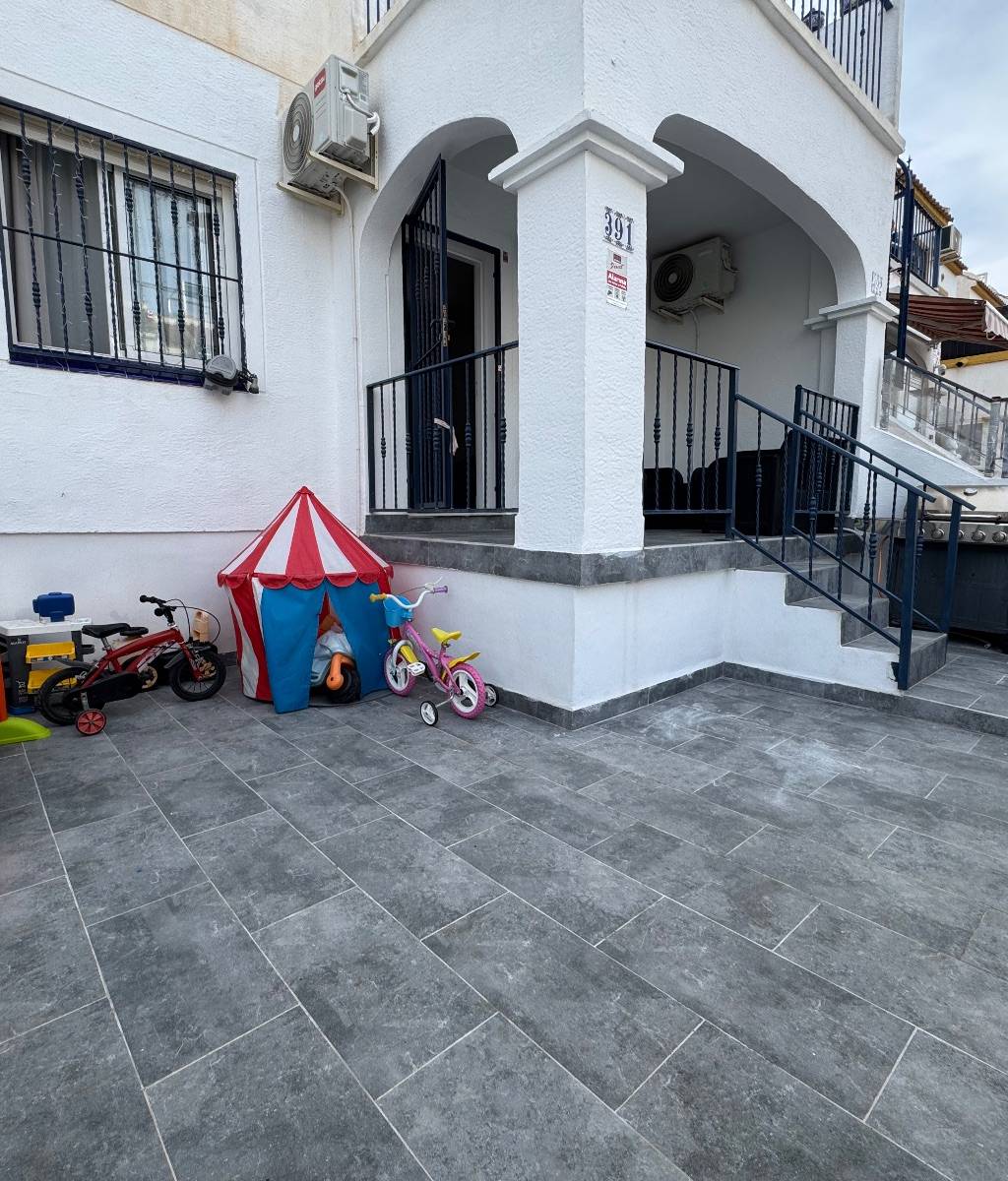 FULLY RENOVATED GROUND-FLOOR BUNGALOW IN URBANISATION ALANDELUZ – 3 BEDROOMS, 1 BATHROOM & TERRACES NEAR LA ZENIA BOULEVARD.