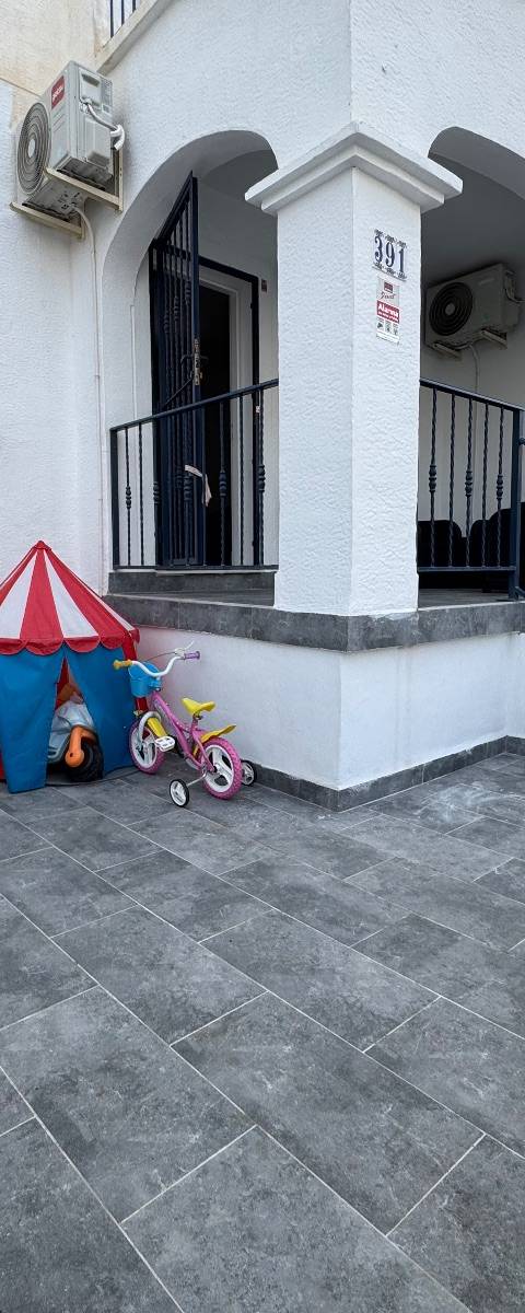 FULLY RENOVATED GROUND-FLOOR BUNGALOW IN URBANISATION ALANDELUZ – 3 BEDROOMS, 1 BATHROOM & TERRACES NEAR LA ZENIA BOULEVARD. photo 1