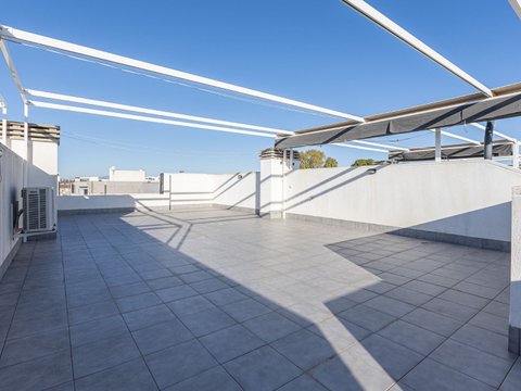 TOP FLOOR BUNGALOW WITH SUN TERRACE – ALMOST NEW.