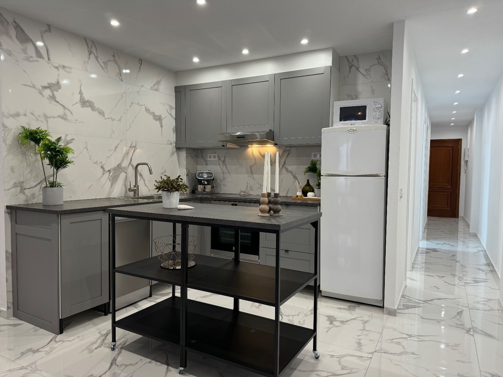 BEAUTIFULLY RENOVATED 4-ROOM APARTMENT WITH PRIVATE GARAGE – JUST 200 METERS FROM THE BEACH IN TORREVIEJA image 4