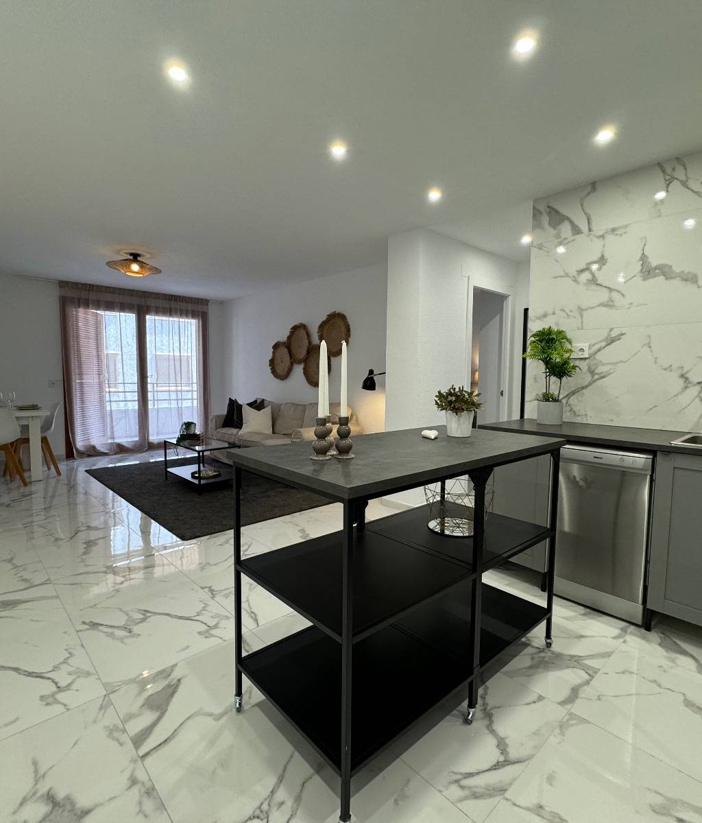 BEAUTIFULLY RENOVATED 4-ROOM APARTMENT WITH PRIVATE GARAGE – JUST 200 METERS FROM THE BEACH IN TORREVIEJA