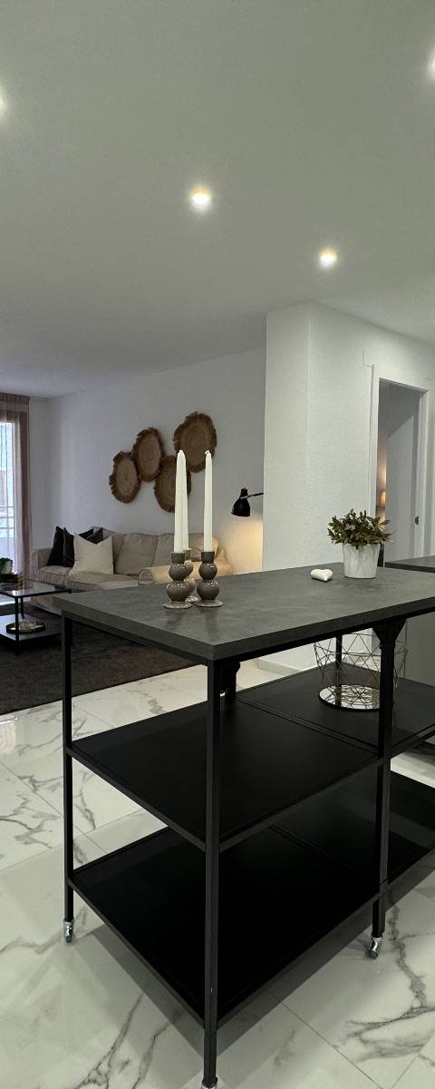 BEAUTIFULLY RENOVATED 4-ROOM APARTMENT WITH PRIVATE GARAGE – JUST 200 METERS FROM THE BEACH IN TORREVIEJA photo 1