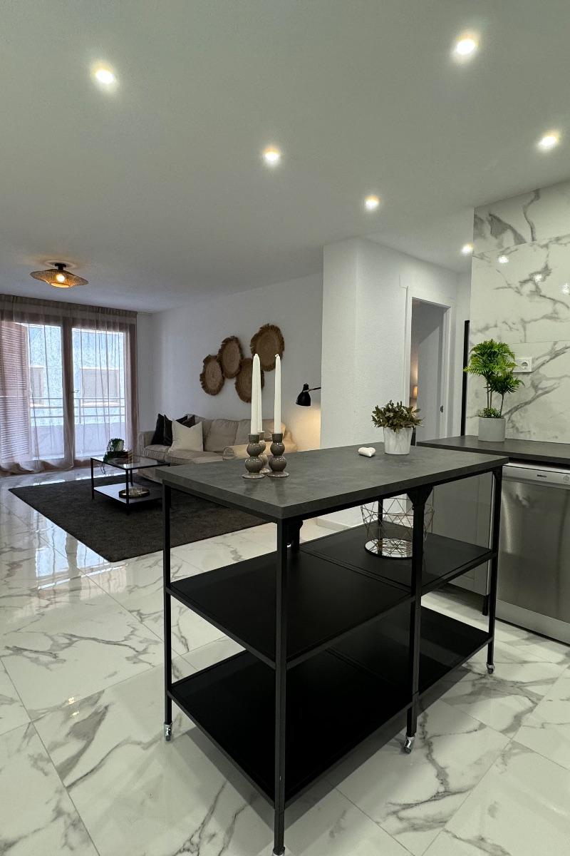 BEAUTIFULLY RENOVATED 4-ROOM APARTMENT WITH PRIVATE GARAGE – JUST 200 METERS FROM THE BEACH IN TORREVIEJA photo 1