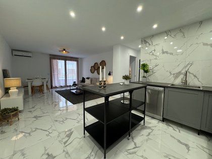 BEAUTIFULLY RENOVATED 4-ROOM APARTMENT WITH PRIVATE GARAGE – JUST 200 METERS FROM THE BEACH IN TORREVIEJA