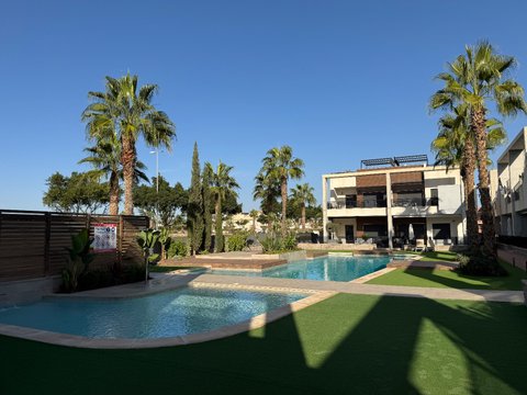 COZY GROUND FLOOR BUNGALOW WITH MODERN AMENITIES IN GUARDAMAR DEL SEGURA.