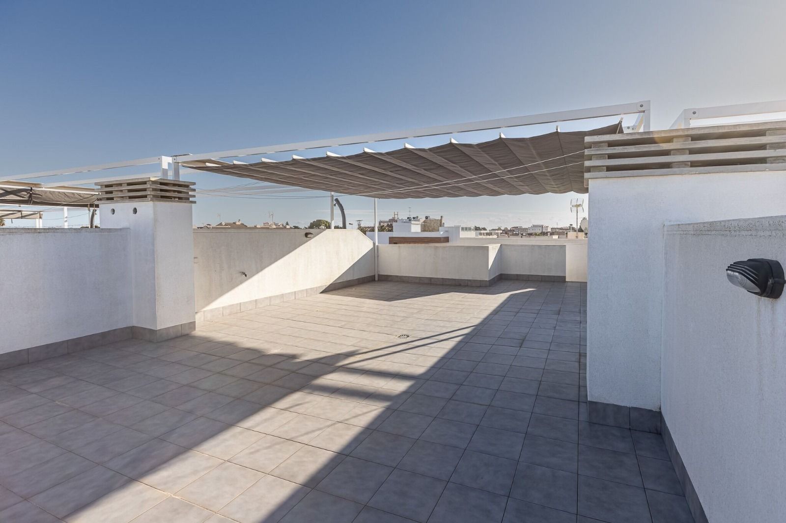 TOP FLOOR BUNGALOW WITH SUN TERRACE – ALMOST NEW. image 5