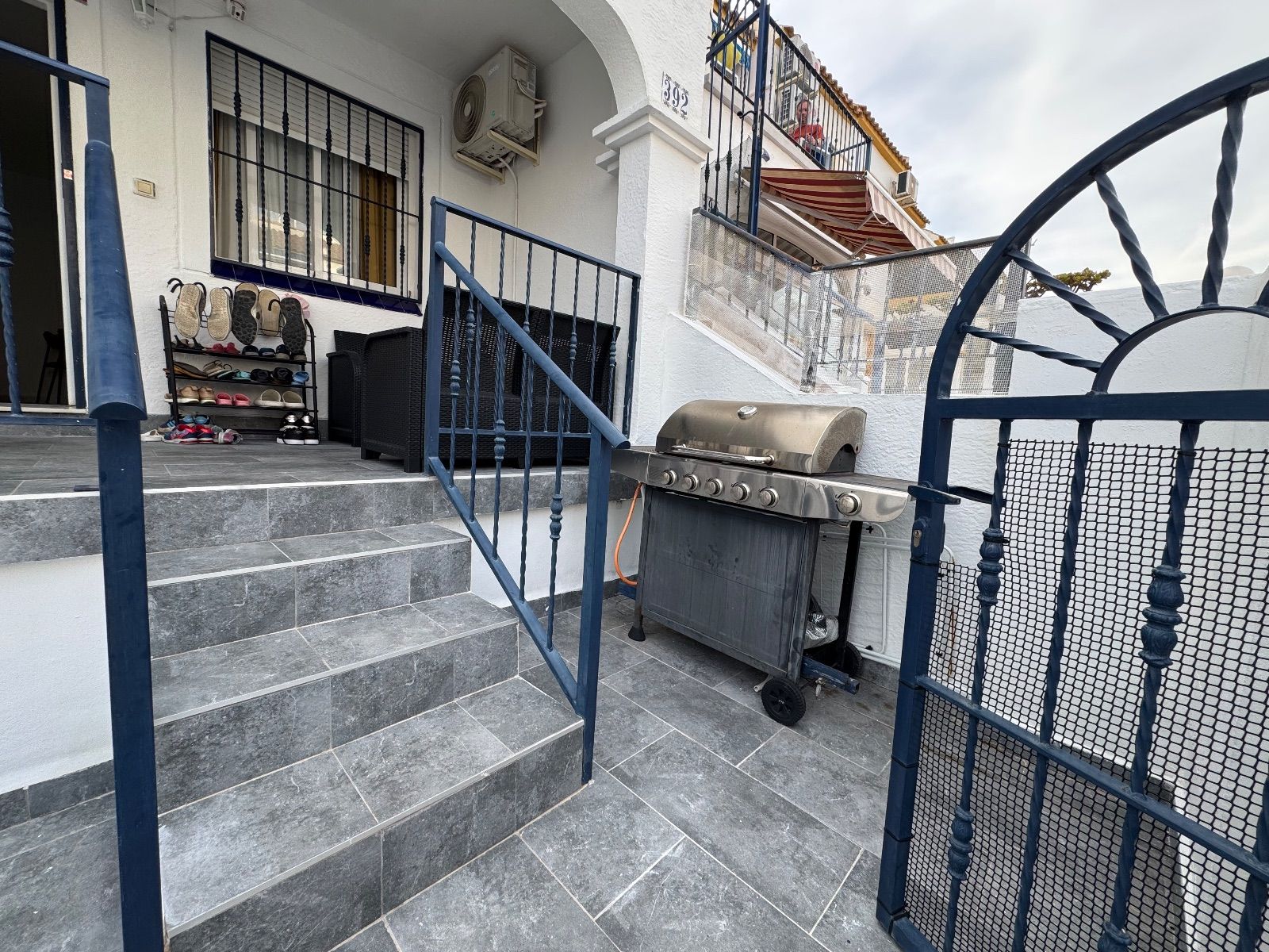 FULLY RENOVATED GROUND-FLOOR BUNGALOW IN URBANISATION ALANDELUZ – 3 BEDROOMS, 1 BATHROOM & TERRACES NEAR LA ZENIA BOULEVARD. image 3