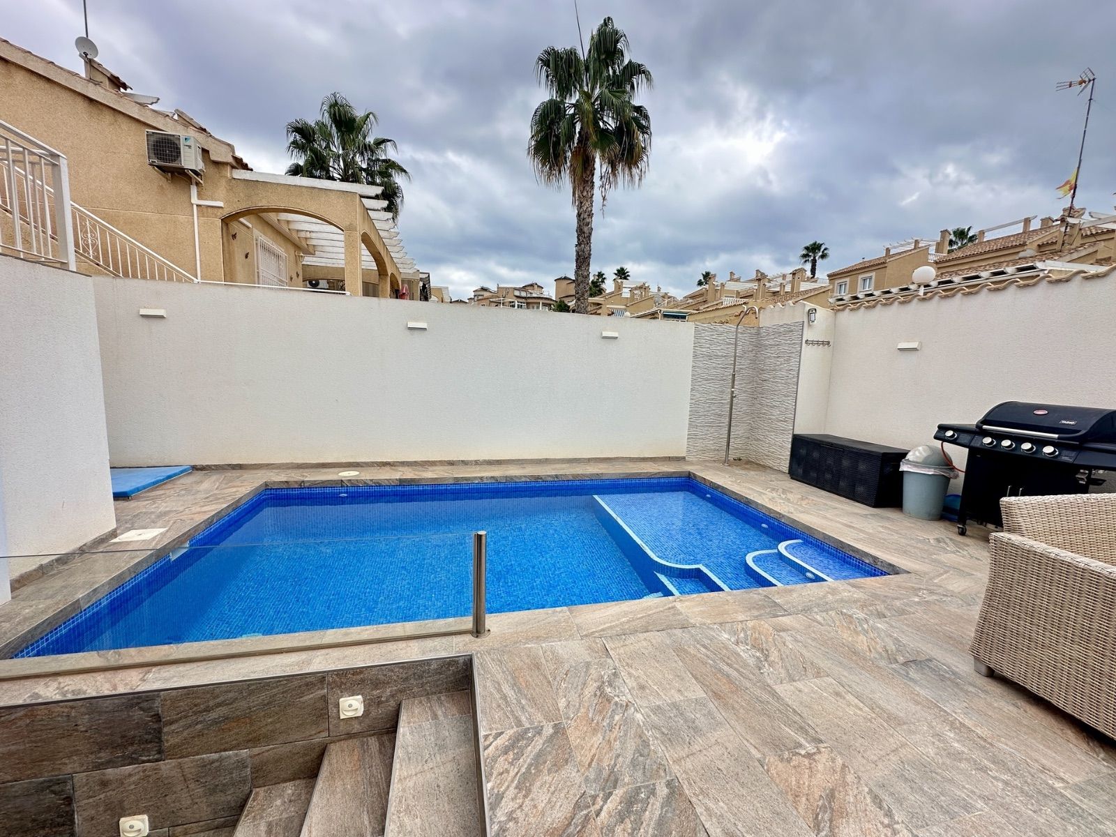 DETACHED VILLA WITH PRIVATE POOL, FURNISHED UNDERBUILD AND SAUNA IN LOS ALTOS image 2